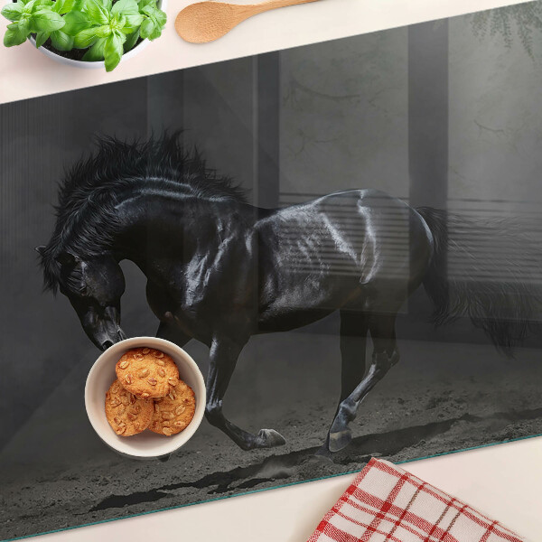 Tabla de cortar de cristal Un caballo oscuro en movimiento