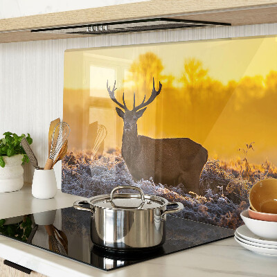 Tabla de cortar Un ciervo con el fondo de un paisaje matutino.