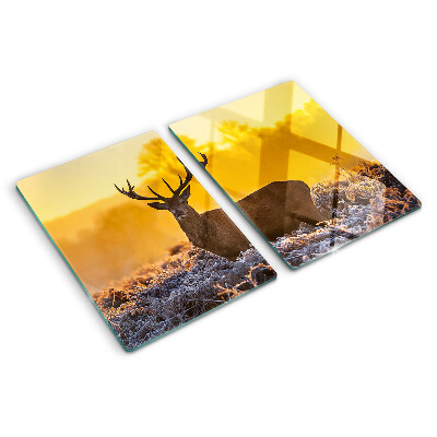 Tabla de cortar Un ciervo con el fondo de un paisaje matutino.