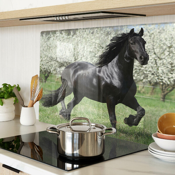 Tabla de cortar Caballo negro en el prado