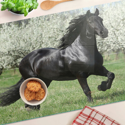 Tabla de cortar Caballo negro en el prado