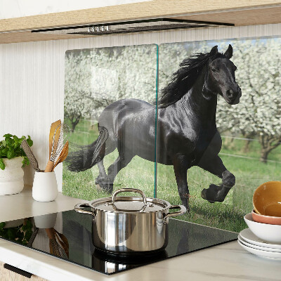 Tabla de cortar Caballo negro en el prado