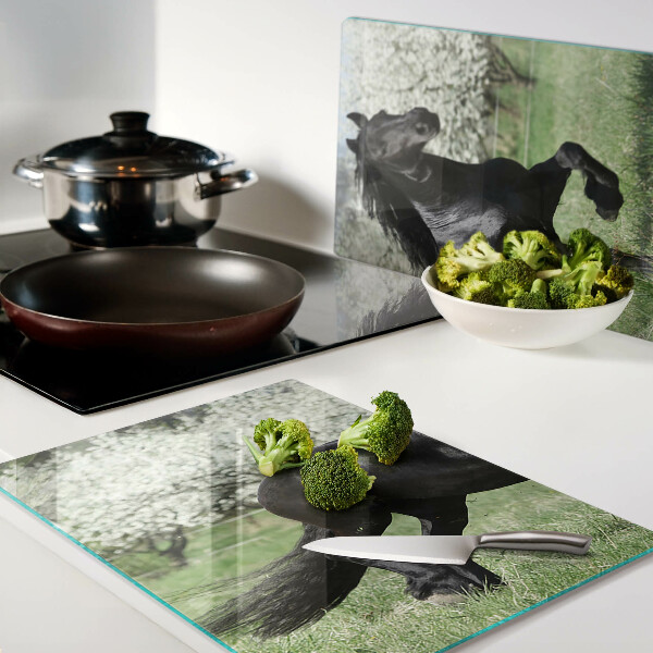 Tabla de cortar Caballo negro en el prado