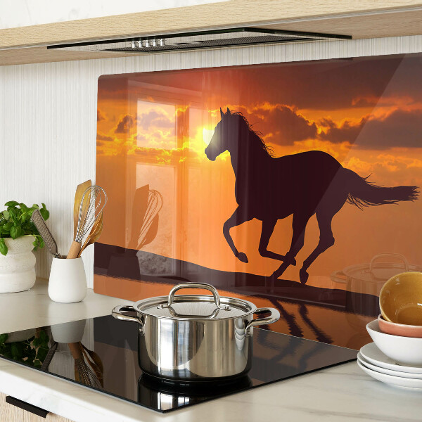 Tabla para cortar Un caballo con el sol poniente como telón de fondo