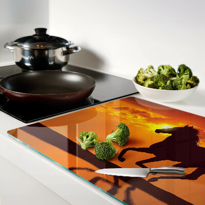 Tabla para cortar Un caballo con el sol poniente como telón de fondo