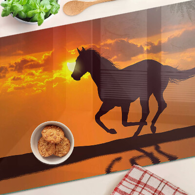 Tabla para cortar Un caballo con el sol poniente como telón de fondo