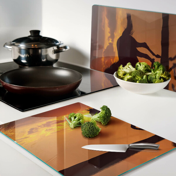 Tabla para cortar Un caballo con el sol poniente como telón de fondo