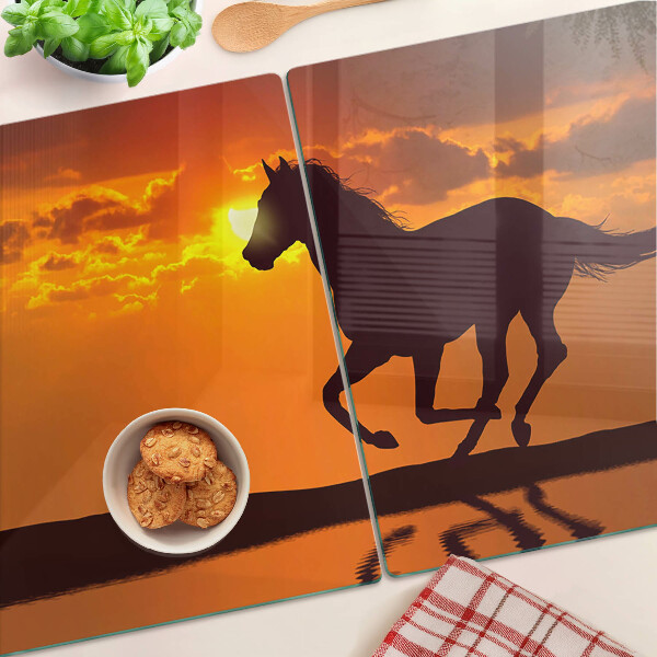 Tabla para cortar Un caballo con el sol poniente como telón de fondo
