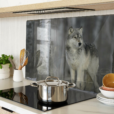 Tabla de cortar Un lobo en un entorno forestal.
