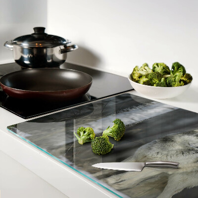 Tabla de cortar Un lobo en un entorno forestal.