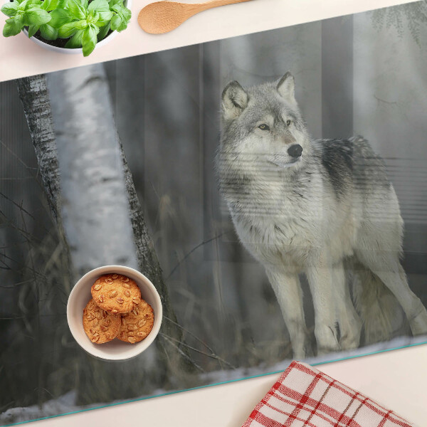 Tabla de cortar Un lobo en un entorno forestal.