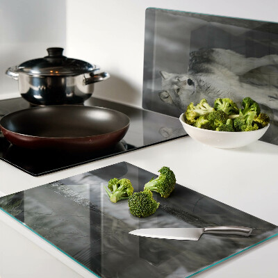 Tabla de cortar Un lobo en un entorno forestal.