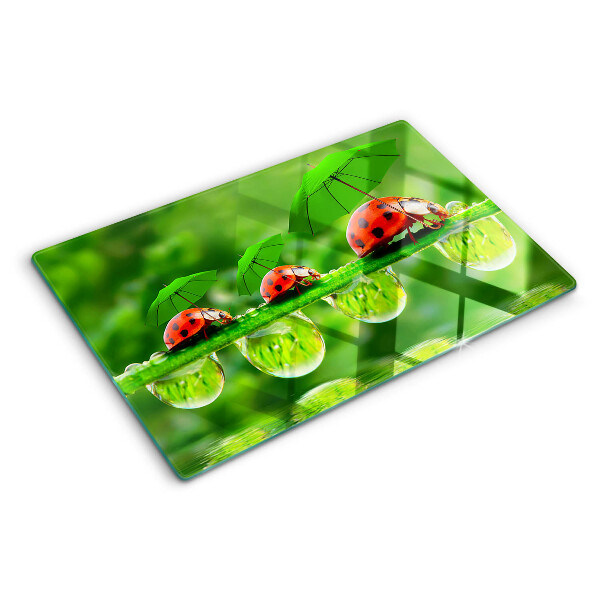 Tabla para cortar Mariquitas en hojas con gotas de agua.
