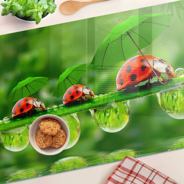Deska kuchenna szklana Biedronki na liściach z kroplami wody