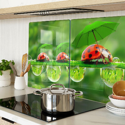 Deska kuchenna szklana Biedronki na liściach z kroplami wody