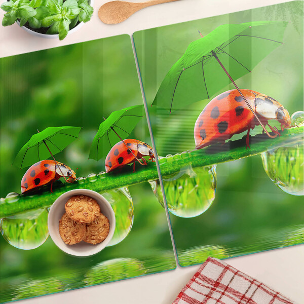 Tabla para cortar Mariquitas en hojas con gotas de agua.