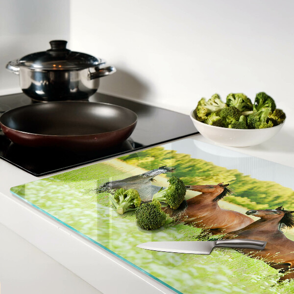 Tabla de cortar Un encuentro de caballos en el campo.