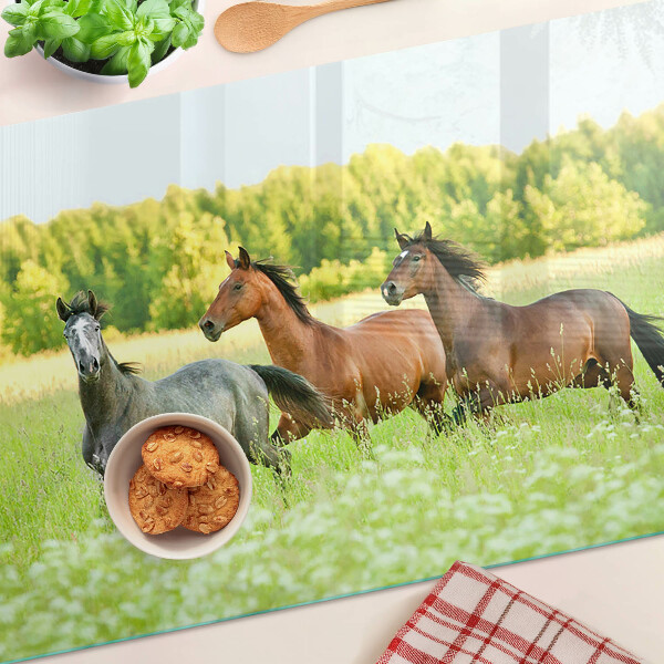 Tabla de cortar Un encuentro de caballos en el campo.