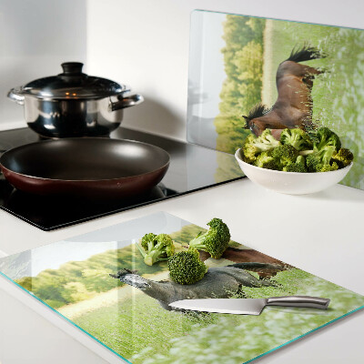 Tabla de cortar Un encuentro de caballos en el campo.