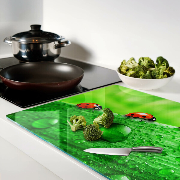 Tabla de cortar Mariquitas sobre un fondo verde