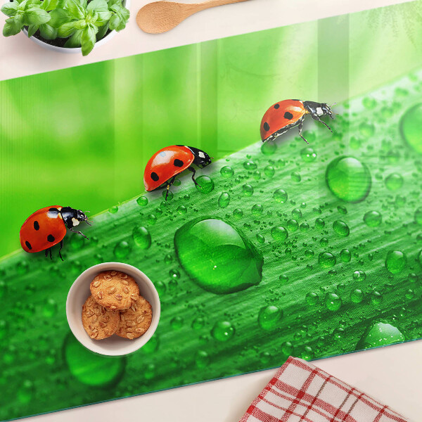 Tabla de cortar Mariquitas sobre un fondo verde