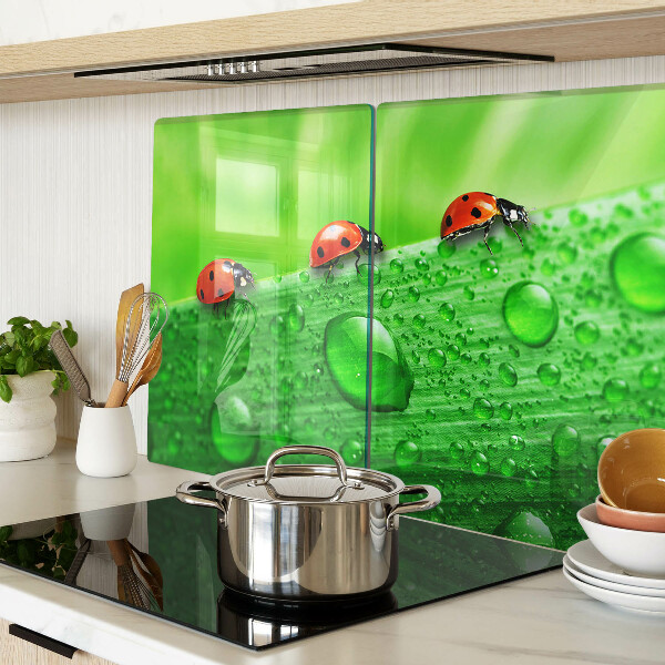 Tabla de cortar Mariquitas sobre un fondo verde