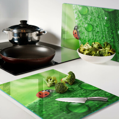 Tabla de cortar Mariquitas sobre un fondo verde