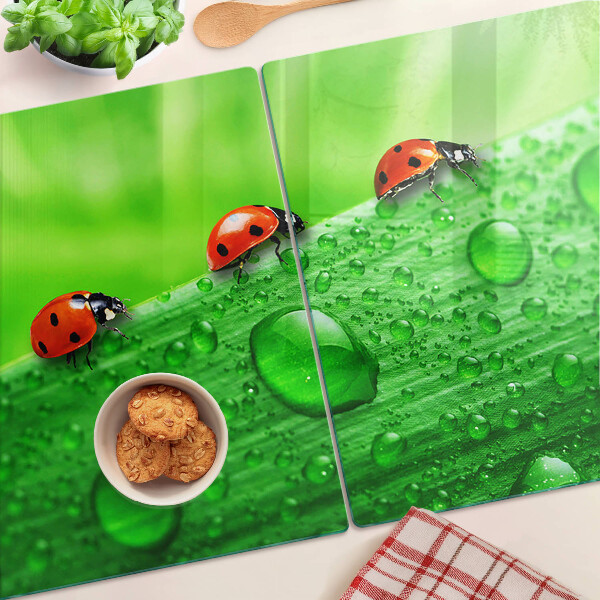 Tabla de cortar Mariquitas sobre un fondo verde
