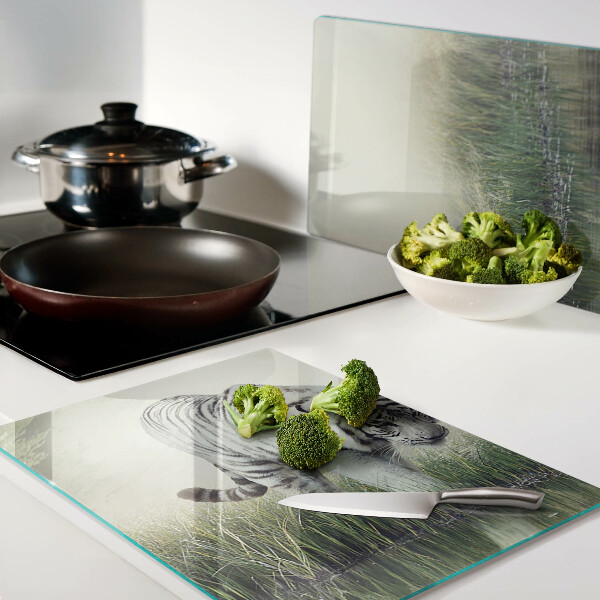 Tabla de cortar de cristal Tigre en la hierba