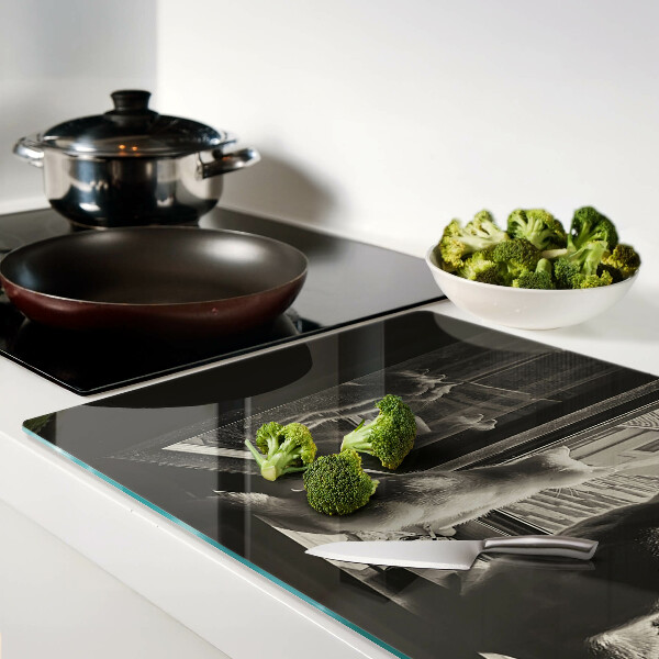 Szklana deska kuchenna Koty przy oknie