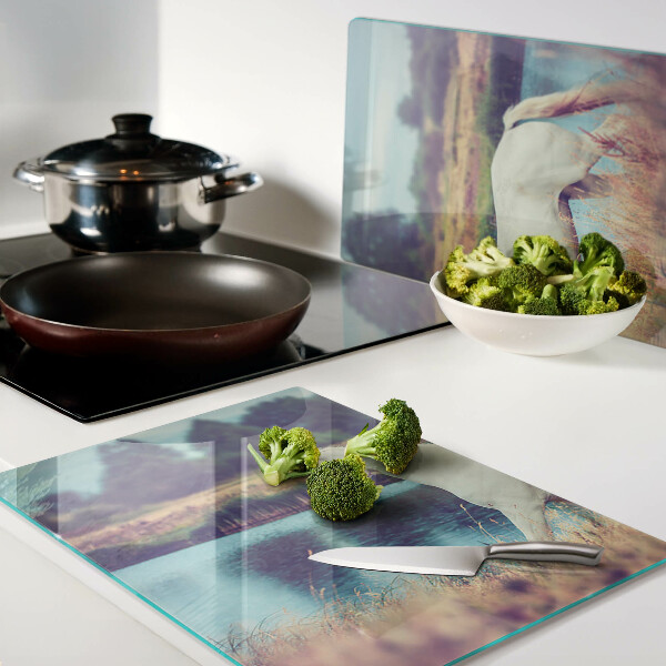 Tabla de cocina Caballo blanco junto al agua