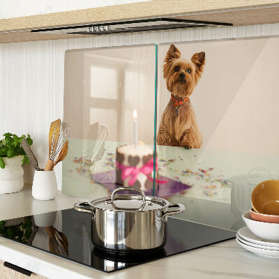 Tabla de cortar de cristal Un perro en la mesa con un pastel.