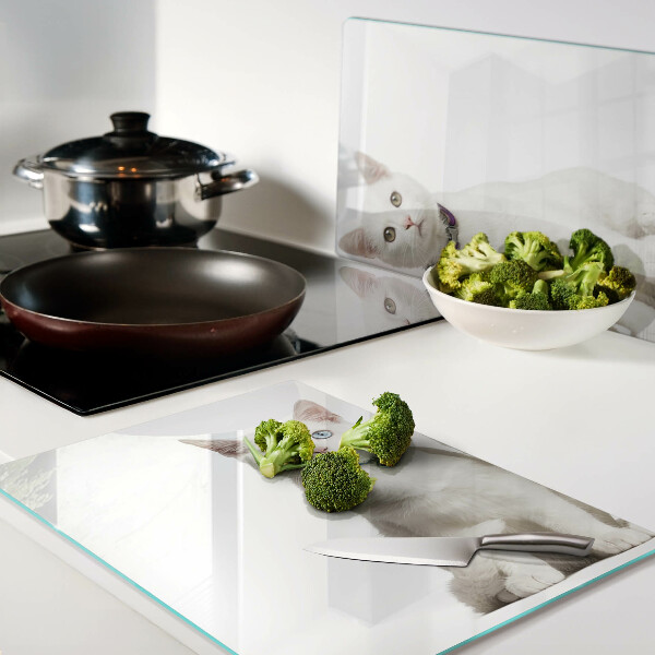 Tabla para cortar Gatos blancos con ojos de diferentes colores.