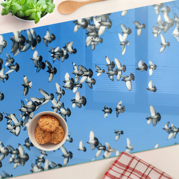 Tabla de cortar Palomas volando en el cielo