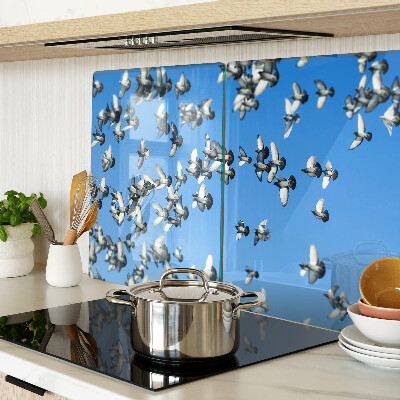 Tabla de cortar Palomas volando en el cielo