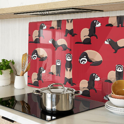 Tabla para cortar Hurones sobre un fondo rojo