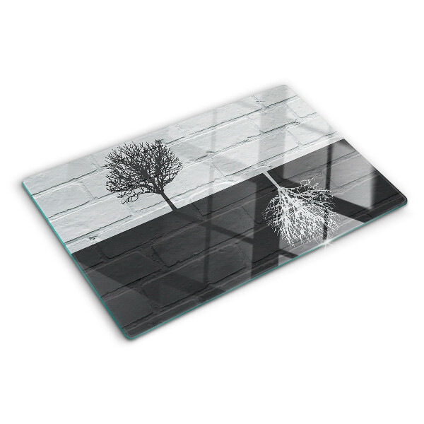 Tabla de cocina Un árbol sobre un fondo de ladrillos.