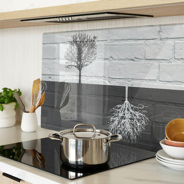 Tabla de cocina Un árbol sobre un fondo de ladrillos.