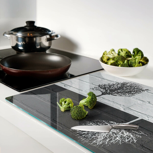 Tabla de cocina Un árbol sobre un fondo de ladrillos.