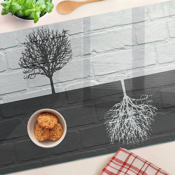 Tabla de cocina Un árbol sobre un fondo de ladrillos.