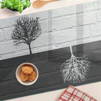 Tabla de cocina Un árbol sobre un fondo de ladrillos.