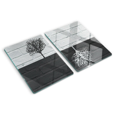 Tabla de cocina Un árbol sobre un fondo de ladrillos.