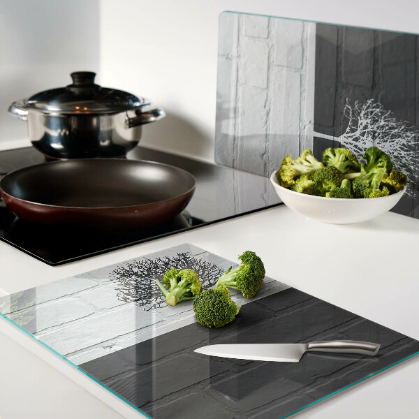 Tabla de cocina Un árbol sobre un fondo de ladrillos.