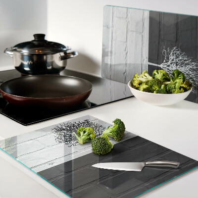 Tabla de cocina Un árbol sobre un fondo de ladrillos.