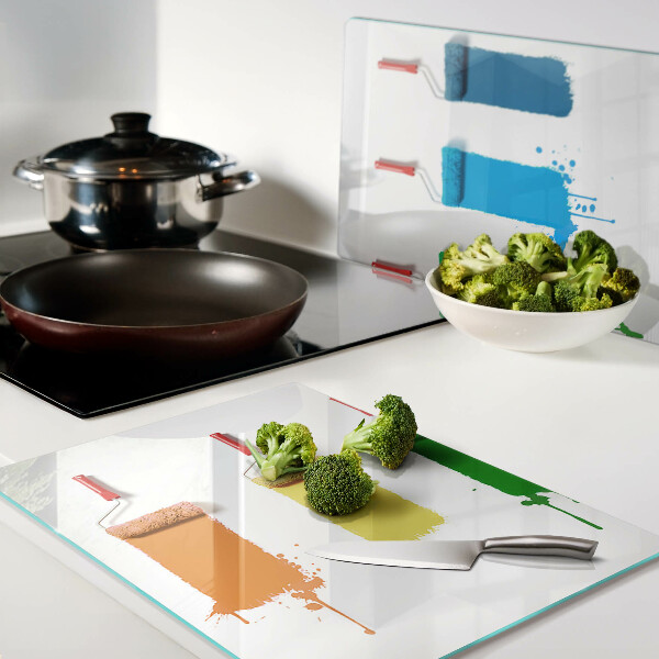 Tabla de cocina Un arcoíris de pinturas en pinceles.