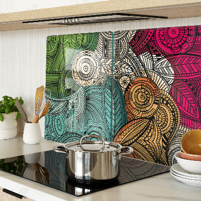 Tabla de cortar Motivo de mandala con patrones coloridos.