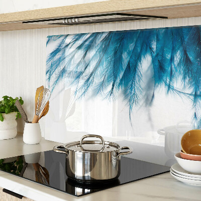 Tabla de cocina Plumas azules sobre fondo blanco.