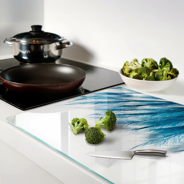 Tabla de cocina Plumas azules sobre fondo blanco.