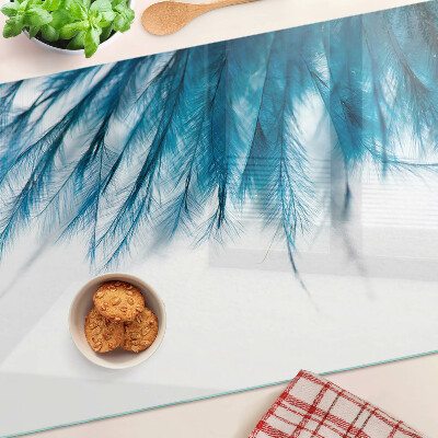 Tabla de cocina Plumas azules sobre fondo blanco.