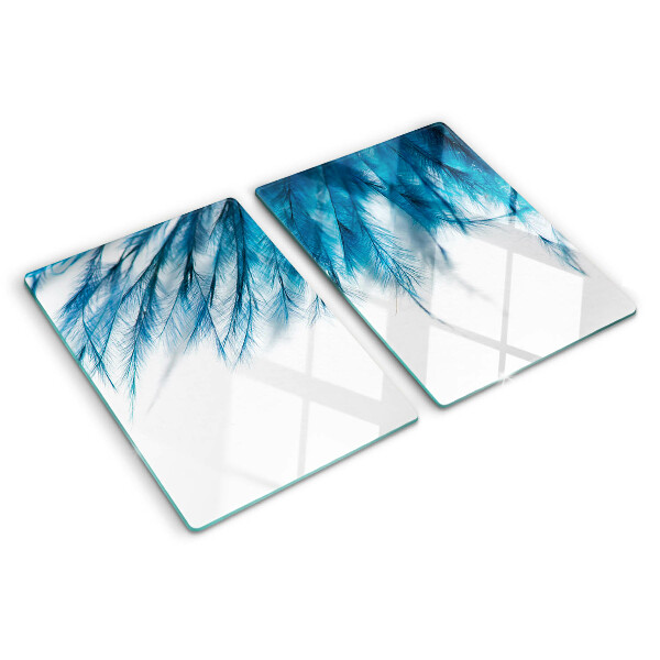 Tabla de cocina Plumas azules sobre fondo blanco.